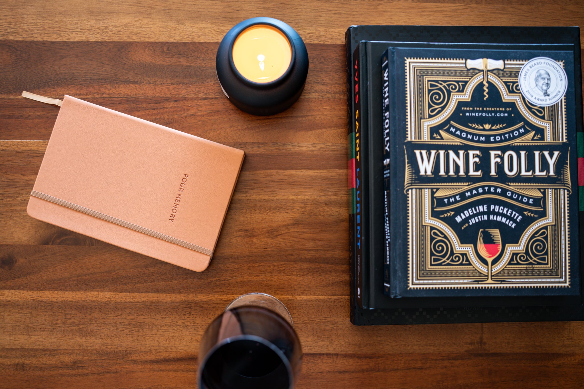 Pour Memory lifestyle - friends celebrating with personalized wine